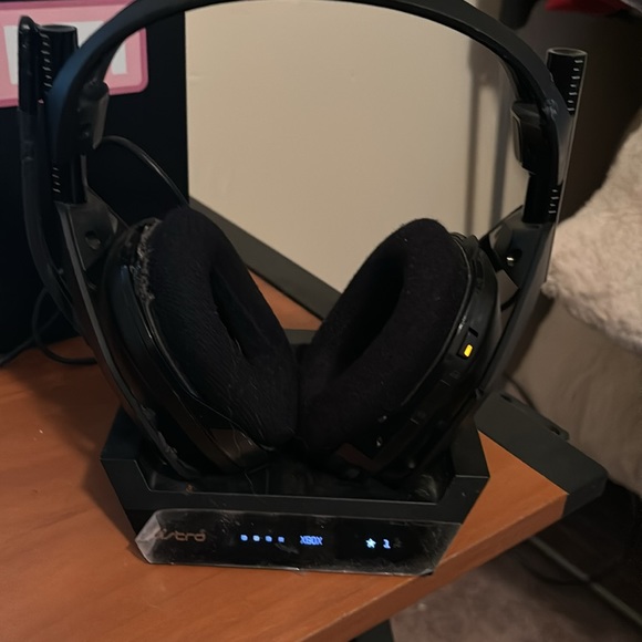 The monitor is a Samsung G6 and the Xbox and everything work amazing